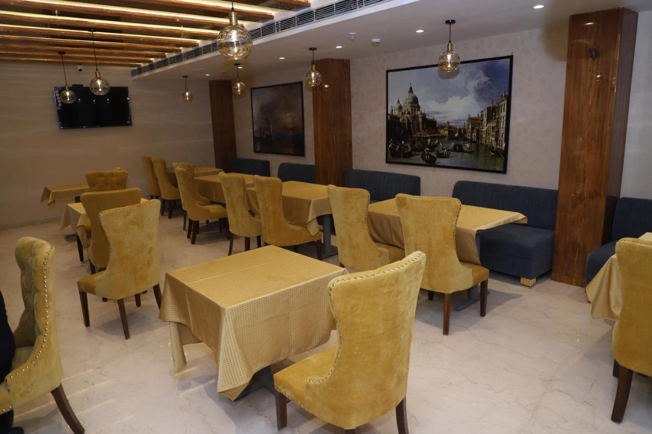 The Royal Class Hotel 괄리오르 외부 사진
