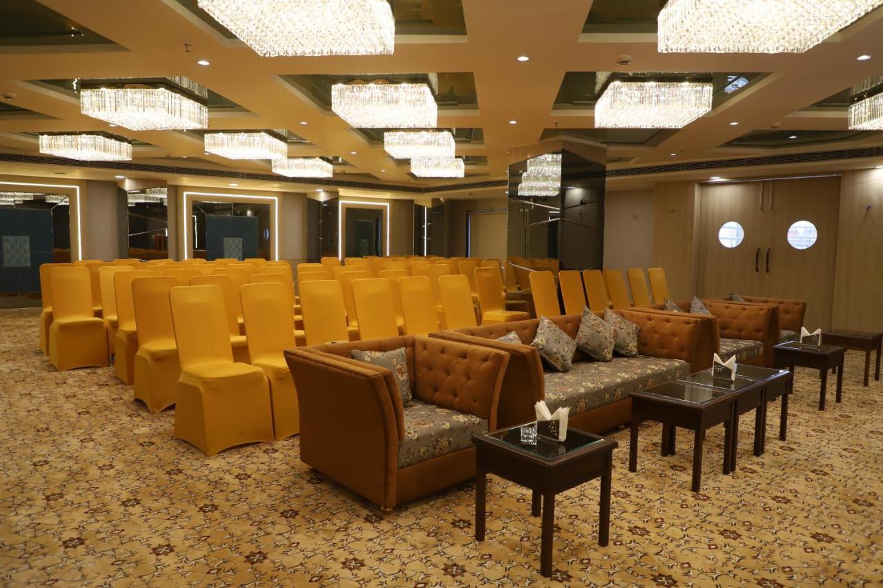 The Royal Class Hotel 괄리오르 외부 사진