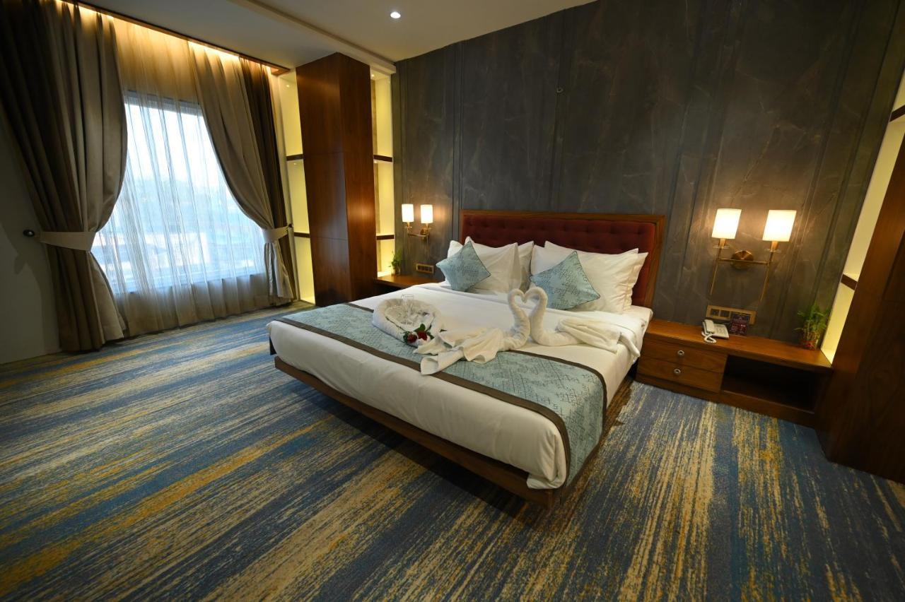 The Royal Class Hotel 괄리오르 외부 사진