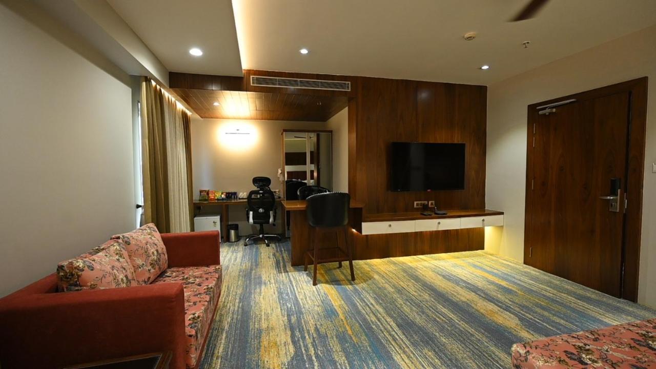 The Royal Class Hotel 괄리오르 외부 사진